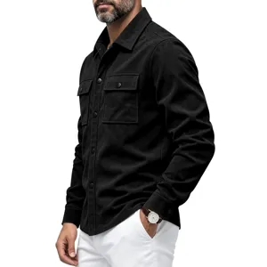 Vue rapprochée de la veste chemise en suédine noire, mettant en valeur les deux poches.
