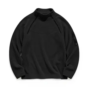 Details van heren fleece sweater met opstaande kraag en dubbele ritsen aan de voorkant.