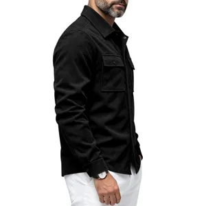 Vue détaillée de la surchemise homme en suédine noire avec poches poitrines et manches.