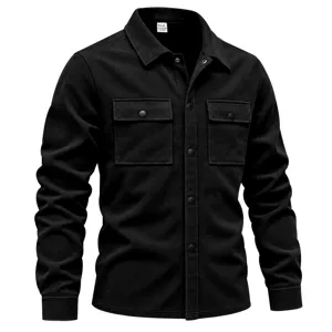 Vue détaillée de la chemise à manches longues en suédine noire avec double poches.