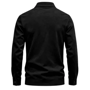 Vue arrière détaillée de la veste en suédine noire pour homme au tissu tricoté fin.