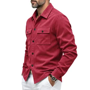 Detail de chemise veste homme en suédine rouge avec poches poitrine et boutons pression.