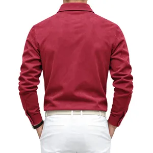 Vue arrière détaillée d'une veste chemise en suédine à manches longues pour homme et sa coupe.