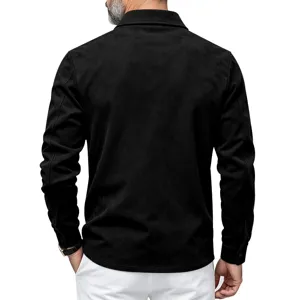 Détail de dos de la veste chemise homme en suédine noire à manches longues et col à revers.
