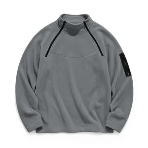Grijs fleece sweatshirt detail voor heren met dubbele diagonale ritsen en opstaande kraag.