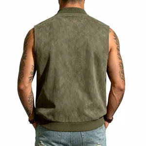 Rückansicht Detail der olivgrünen Herren Wildleder Weste mit Baseballkragen und Textur.
