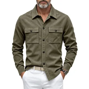 Vue détaillée de la chemise veste en daim pour homme col et double poche de poitrine texture.