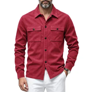 Vue detaillee veste chemise effet suedine homme avec deux poches poitrine et manches longues.