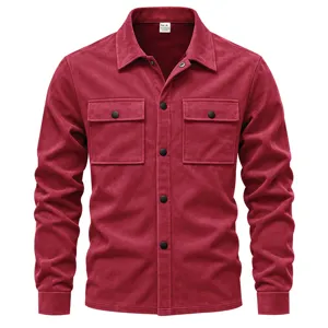 Veste chemise en suédine bordeaux pour homme à manches longues et poches de poitrine.