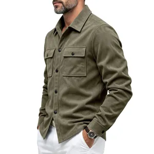 Vue detaillee de chemise homme en suine manches longues avec poches et boutons style.
