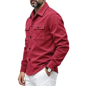 Chemise veste homme rouge en similicuir suédé manches longues avec poches poitrine.