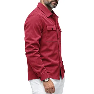 Vue de détail en gros plan de la veste chemise utilitaire en suédine rouge pour hommes.