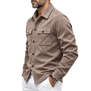 Vue detail de chemise veste suedine homme, chemise casual manches longues avec poches.