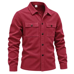 Veste-chemise bordeaux en suédine pour homme, manches longues à revers et deux poches poitrine.