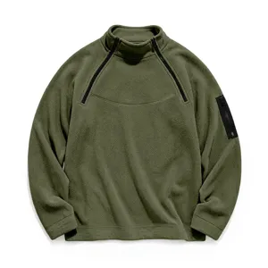 Detail legergroene fleece sweater voor heren met dubbele diagonale ritsen en mouwzak.