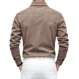 Vue détail du dos de la veste chemise en suédine marron pour homme, texture douce.