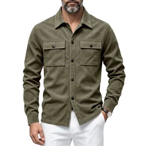 Veste chemise en suédine à manches longues pour homme avec deux poches poitrine et boutons.
