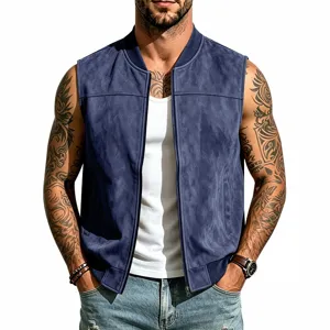 Nahaufnahme der blauen Herren Wildlederweste mit sportlichem Baseballkragen Detail.