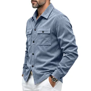 Vue détaillée de la surchemise en suédine pour homme avec texture douce et poches poitrine.