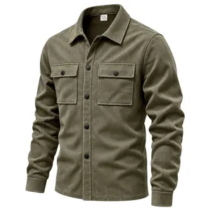 Veste chemise homme en suédine vert olive à manches longues, col à revers et doubles poches.