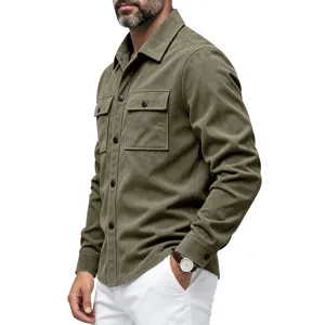 Vue détaillée de la surchemise en suédine vert olive pour homme avec poches à rabat et boutons.