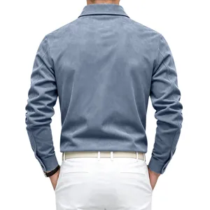 Veste chemise en suédine pour homme vue de dos, haut d'extérieur décontracté manches longues.