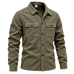 Veste chemise homme en suédine verte à manches longues, col revers et deux poches poitrine.