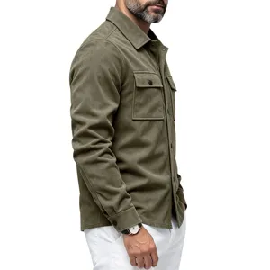 Veste chemise homme en suédine à manches longues avec deux poches poitrine et boutons.