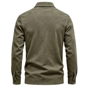 Détail de dos d'une veste chemise en suédine vert olive pour homme avec col à revers manches.
