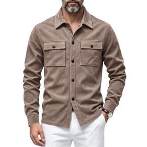 Veste chemise marron en suédine pour homme à manches longues avec deux poches poitrine.