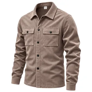 Chemise veste marron en suédine manches longues pour homme avec col revers et poches.