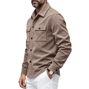 Surchemise homme en suédine avec poches à rabat sur la poitrine et manches longues.