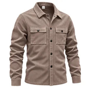 Vue détaillée de chemise veste homme en suédine, col à revers, deux poches poitrine, manches.