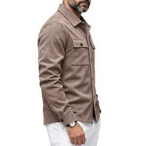 Vue de detail de la surchemise marron en suede pour homme avec deux poches poitrine et boutons.