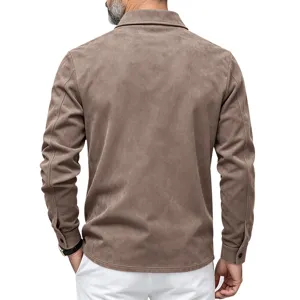 Veste chemise en suédine marron pour homme vue de dos, manches longues style décontracté.