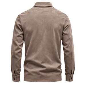 Vue détaillée du dos en daim marron pour homme, coutures soignées et manches longues.