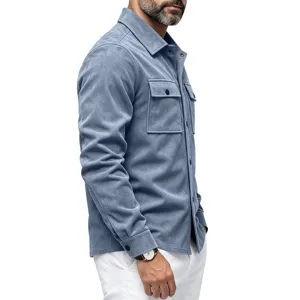 Veste chemise en suédine bleue pour homme avec fermeture boutonnée et deux poches de poitrine.