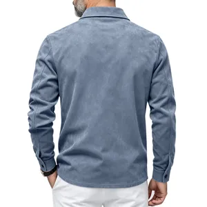 Vue arrière détaillée de la veste chemise en daim pour hommes, style vêtements de travail.