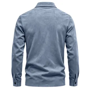 Détails de dos de la veste-chemise en daim bleu pour homme, manches longues et revers.