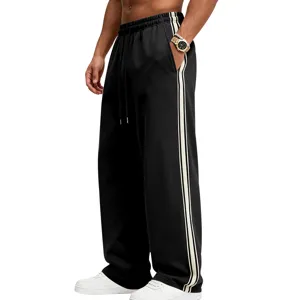 Herren lässige weite Jogginghose mit Seitstreifen und elastischem Kordelzug Detail.