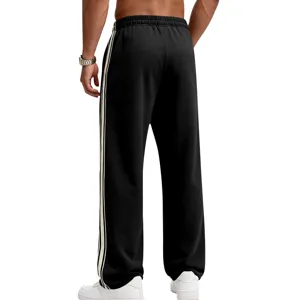 Detailansicht der schwarzen Herren-Jogginghose mit stylischen Seitenstreifen, elastischer Bund.