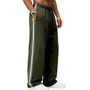 Detailansicht der bequemen Herren Weitbein Jogginghose mit Kontrast Seitenstreifen und Bund.