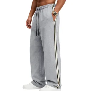 Graue Herren Fleece gefütterte weite Jogginghose mit Seitenstreifen und bequemem Kordelzug.
