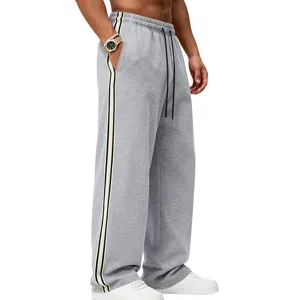 Detailansicht graue Herren-Sweathose mit Kontrast-Seitenstreifen und elastischem Kordelzug.