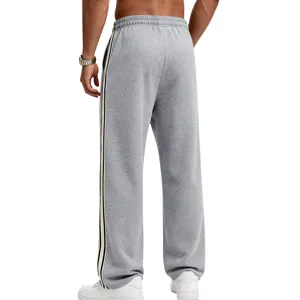 Detailansicht grauer Herren-Sweathose mit Kontrast-Seitenstreifen und lässigem Schnitt.
