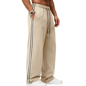 Herren Freizeithose mit Seitenstreifen, weites Bein, bequeme gefütterte Sweatpants Detail.