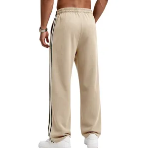 Herren gefütterte weite Jogginghose mit Seitenstreifen und elastischem Kordelzugbund.