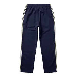 Nahaufnahme lässiger Fleece-Jogginghosen mit stilvollen Seitenstreifen und elastischem Bund.