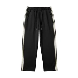 Detailansicht von schwarzen Herren Strickjogginghosen mit kontrastierenden Seitenstreifen.