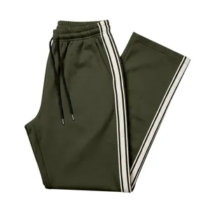 Herren dunkelgrüne Fleece-Jogginghose mit Seitenstreifen, elastischem Bund und legerer Passform.